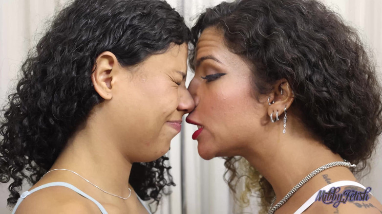 Mibby Fetish: Mibby et Nathy dans un combat intense avec le nez