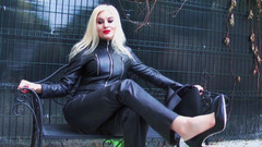 Goddess Celine: Dominare în piele