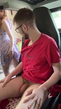 Seks cowgirl di dalam kereta dengan creampie