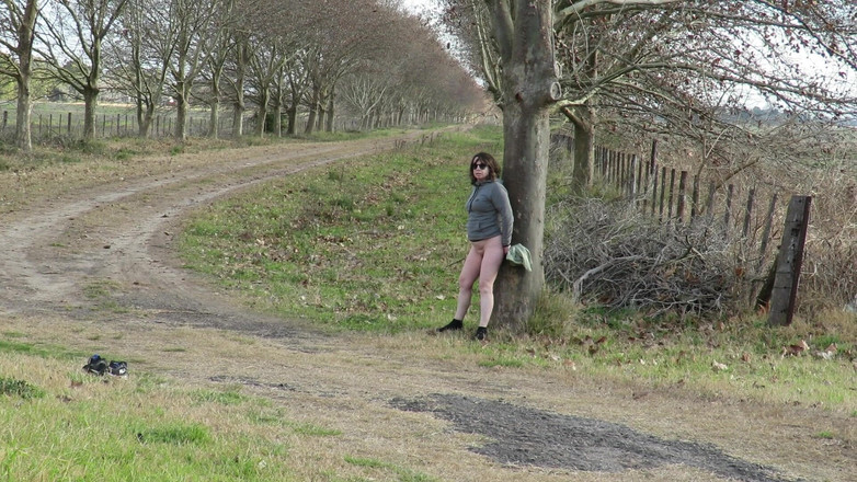 Milfcamsex: 帕特里夏第一次访问农场并脱光衣服