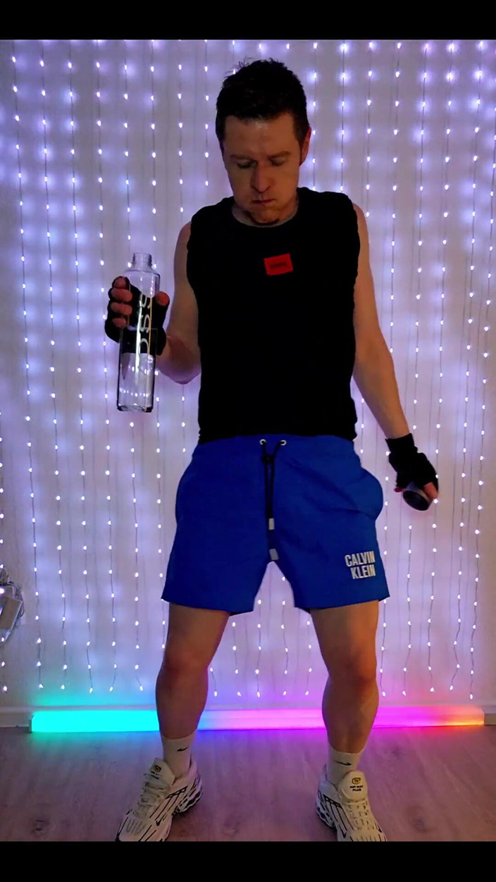 Roman Heart: Fitness cvičení v modrých šortkách