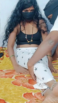 India Caliente esposa en casero lamiendo tetas presionando mamada follando