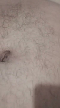 Exhibant un pénis de 18 cm d’épaisseur