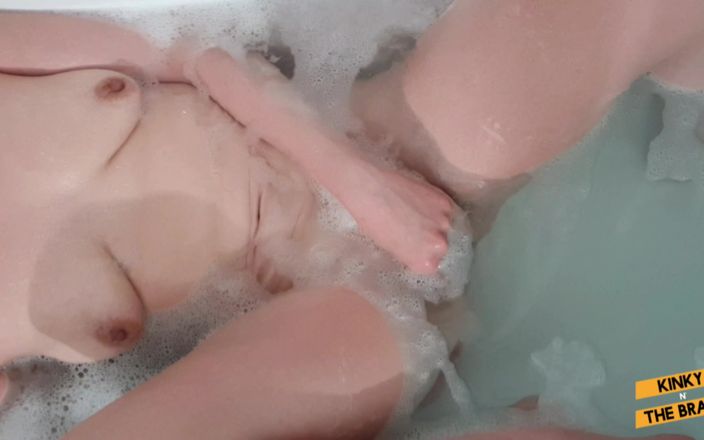 Kinky N the Brain: Los orgasmos de baño son diferentes - versión coloreada
