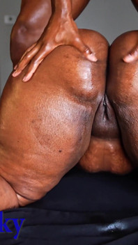 La miLF nera della porta accanto riceve un massaggio a lieto fine