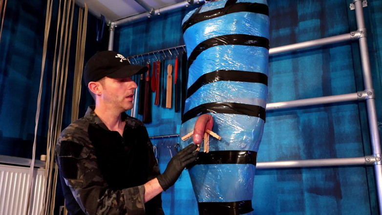 TomBakerBDSM: Twink schiavo legato nel pallet avvolto per il controllo dell'orgasmo