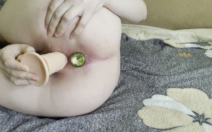 Super Jopka: बेबी को उसकी गांड में प्लग और उसकी चूत में डिल्डो मिला