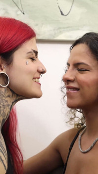 Mibby e a deusa do diabo se envolvem em um intenso momento de lambida no rosto