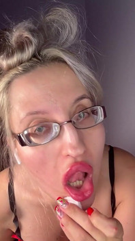 Cuckold privat kamdyrkan - Gudinna i tjocka glasögon, våta läppar och tunga djupt halsande dildo medan retar bröst för cuck