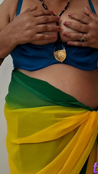 Kurchi Madathapetti Viens Me Lécher Le Jus De Ma Chatte Juteuse Au Corps Juteux