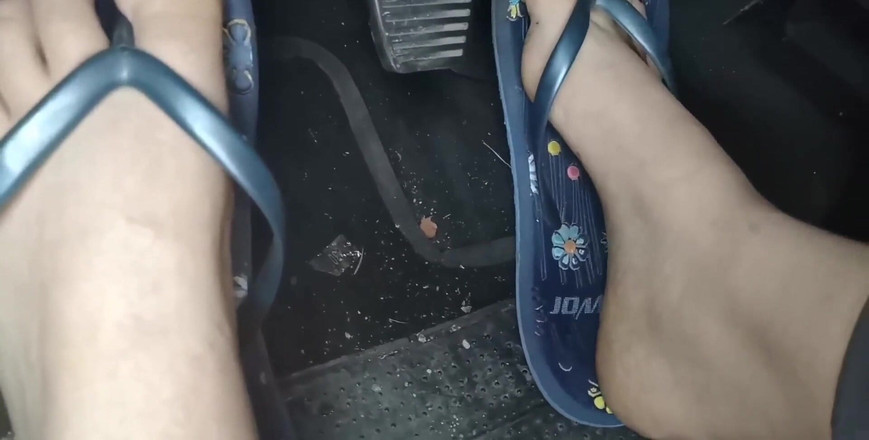 Nicoletta Embassi: Pés suados em chinelos realmente gostosos bombeando nos pedais do...