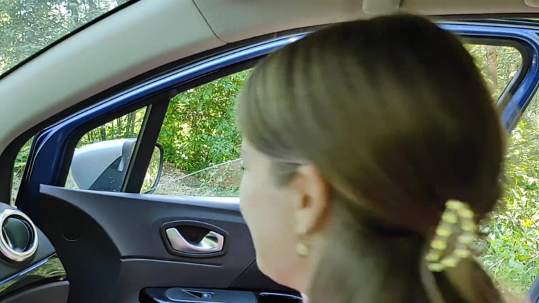 S-Wife Katy: Een getrouwde slet ging verloren in het bos, hielp haar...