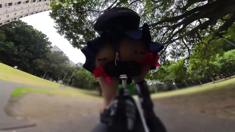 Asiansissypublic: Exhibicionista caminando y montando con plug anal, ligas rojas y...