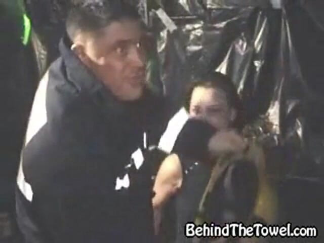 Behind The Towel: Malam dia menari ke dalam fantasinya