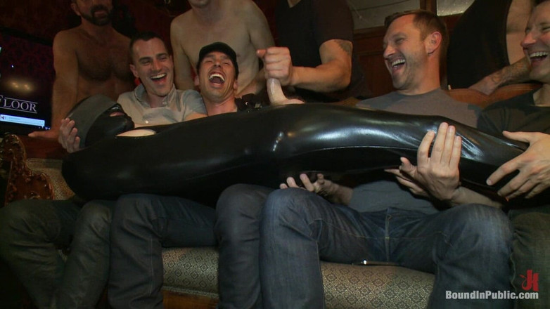 Bound in public: बड़े लंड वाले गुलाम को सार्वजनिक रूप से अपमानित किया जाता है और वीर्य उत्सव में पकड़ा जाता है।