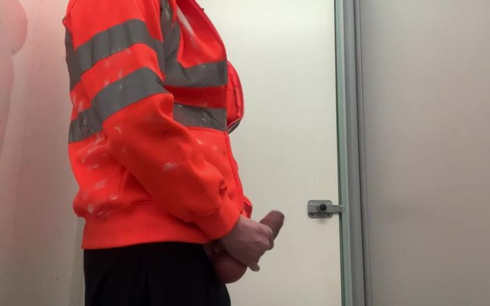10 inch daddy: Дрочка в туалете