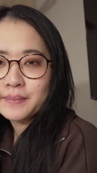 시간 회계 사건 후. 위험한 비밀 만남을 위해 미끄러진 조용한 안경 마누라.