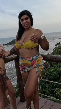 Saya dan teman saya bermesraan langsung di pantai