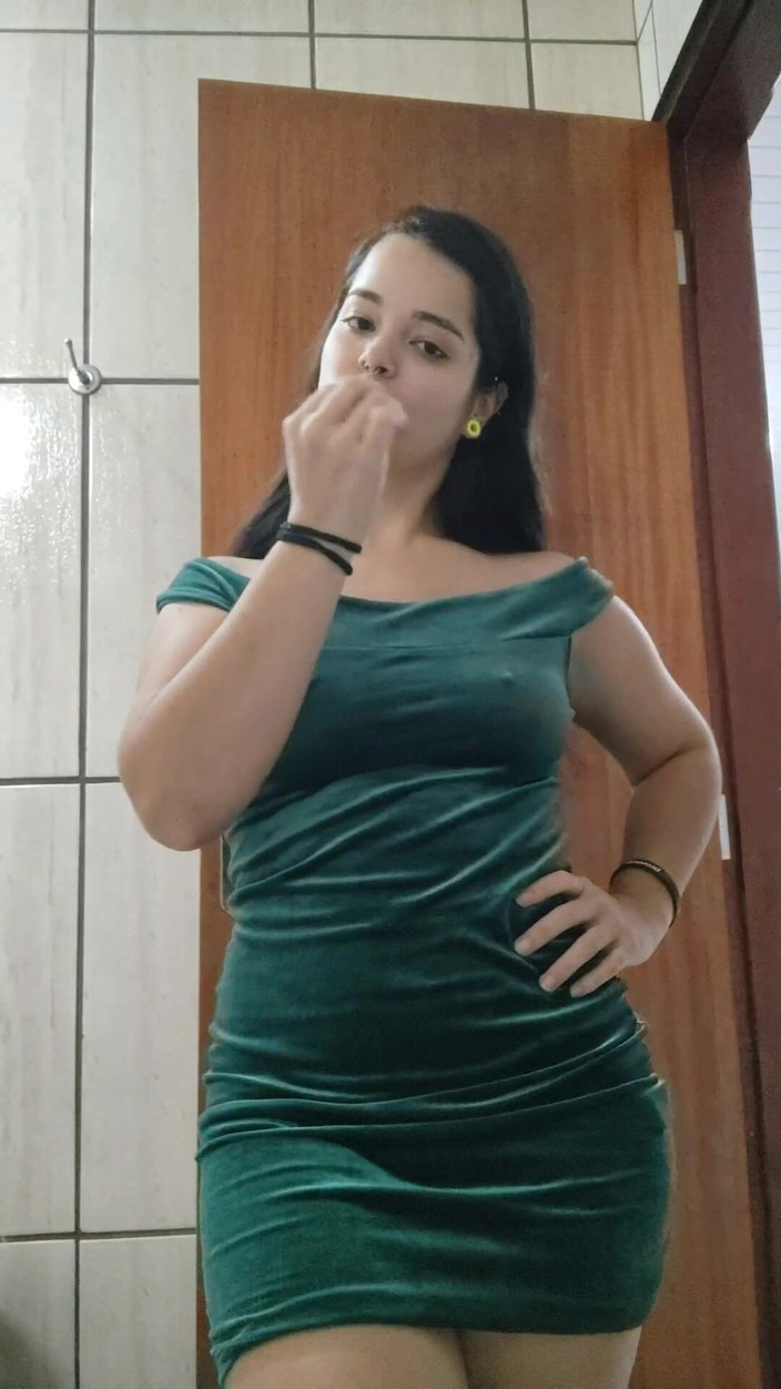 Debora Mendes: Dandanan denganku - gaun hijau dan tampilan mesra