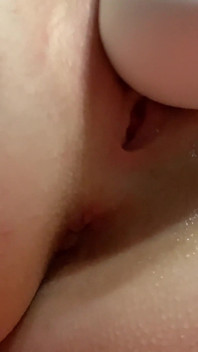 Een jonge brunette masturbeert en komt klaar van een speeltje, een vrouwelijk orgasme