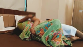 Ibu tiri India amatir yang sange dengan kain sosis dientot sama cowok berotot