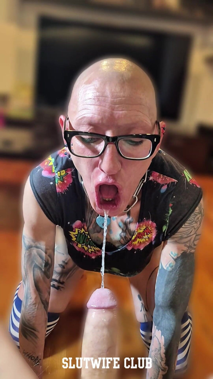 Slutwife Club: Mobile POV Vilja's Pre-shoot Throat Warm-up in German