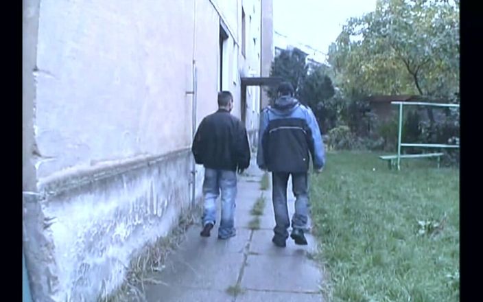 Street Boys Studio: Збуджений маленький диявол - молода пара трахається під час обідньої перерви