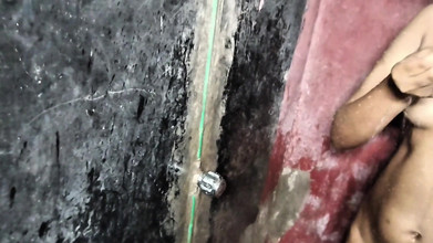 Deshi women: भाभी अचानक जीजू के आने पर बाथरूम में नहा रही थी।