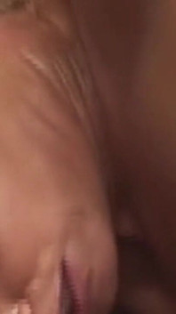 Tante seksi rambut pirang lagi asik nyepong kontol dan fingering memek beceknya