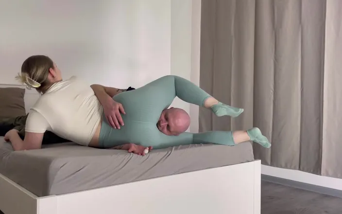 Lizzy Crush: Crushed Between My Powerful Thighs