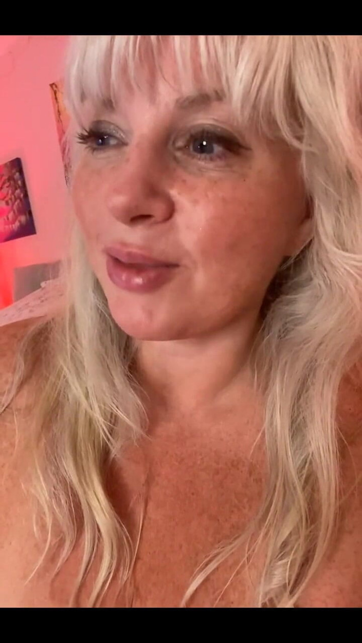 PaintedRose Taboo Femdom Fetish MILF: Bts blue nuda e pensando rosso Sabato matrigna Dommy tra...