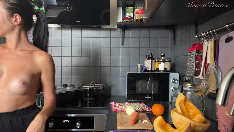 Princess Monica: Готуємо і випікає гарбузові страви топлес