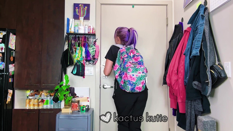Kactus kutie: Enfermera hace pis desesperadamente en un bote de basura