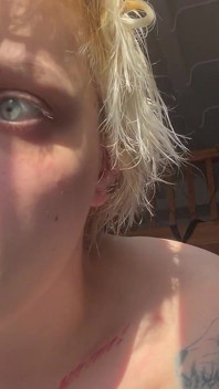 La ragazza gotica senza trucco al sole si allarga il naso del maiale