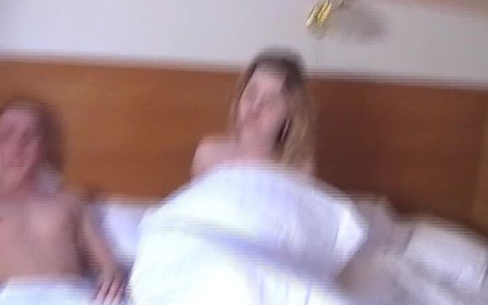 Deutsche Camgirls: ストッキングを履いたドイツ人の女の子が彼女のおまんこにペニスを咥える