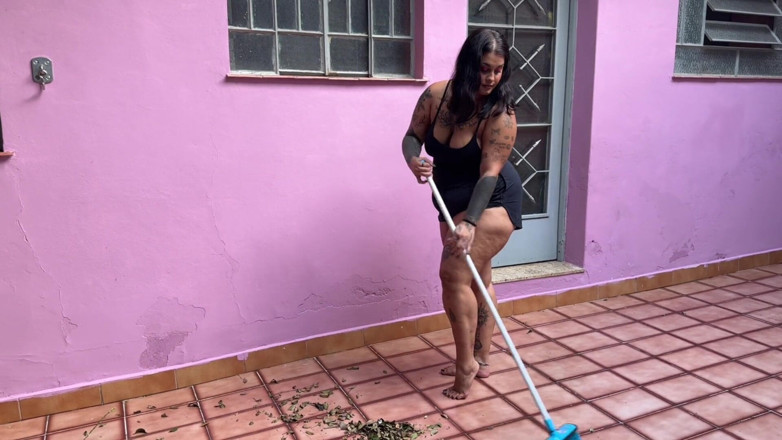 Quente club: Neighbor Went to Help the Chubby Girl Sweep the Yard...