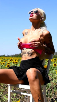 Amatör sex par i ett solrosfält stora bröst stora läppar tatuerad flicka slickar