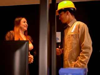 ThiagoLopez: Pracovnice internetových služeb Thiago Lopez spojuje Wifi s prsatou milfkou...