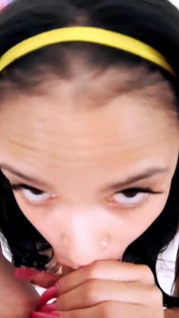 Sexy italská Itálieana velký penis POV kouření a polykání spermatu