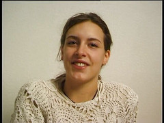 Lucky Wankerz: 彼女の指は彼女の猫を濡らしました