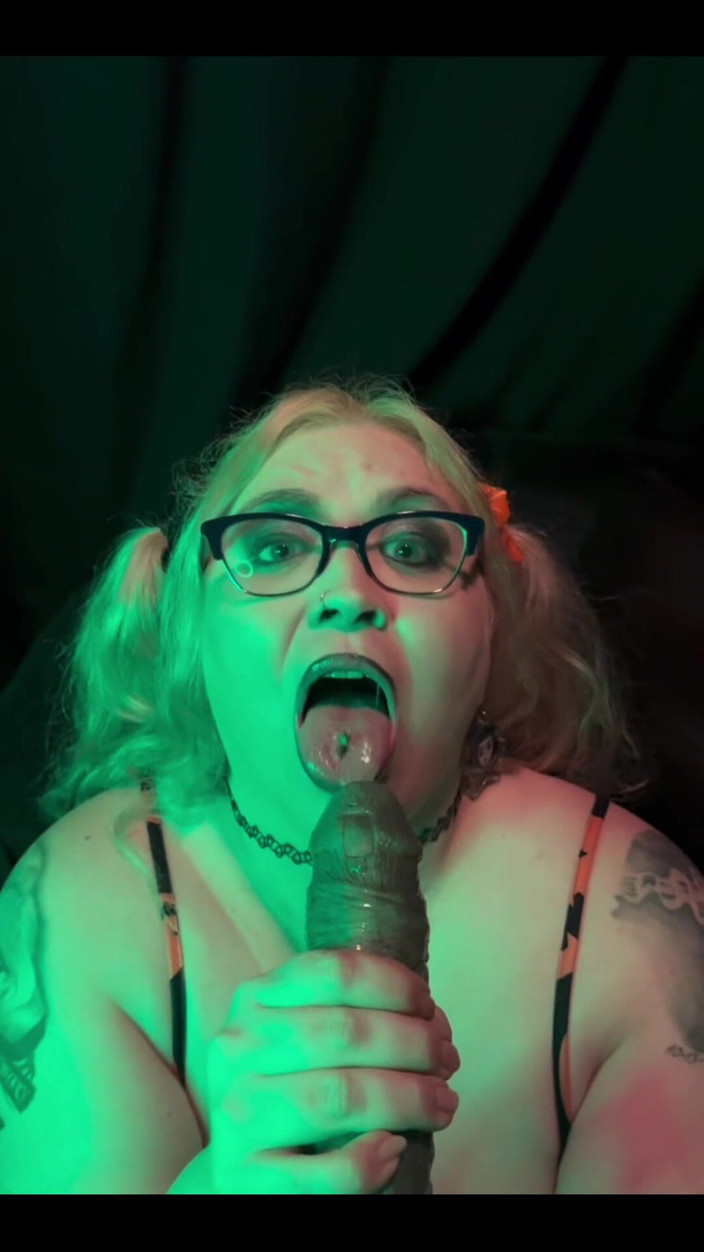 Goth bimbo: Monster Cock BJ