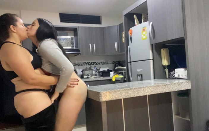 Zoe & Melissa: Îmi fut pula în bucătărie în timp ce soțul meu lucrează