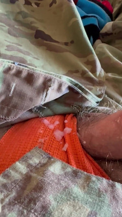 Gay Soldier Stuff: Legersoldaat trekt zich af in een oranje jock die hij...