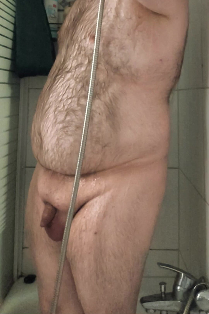 BearPup Akuma: Fet björn som duschar