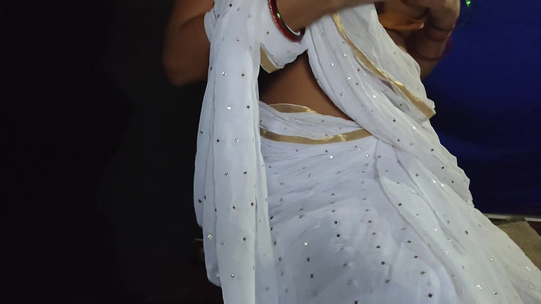 Hotpooja86900: Solo juego por chica caliente sexy mostrando tetas