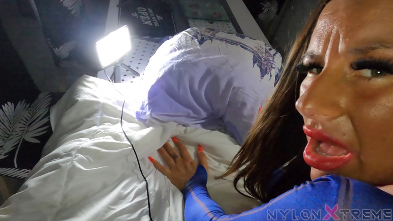 Nylon Xtreme: POV Mila Smart är supergirl och knull
