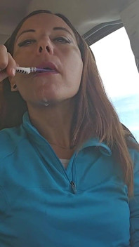 Escovando os Dentes no Meu Carro