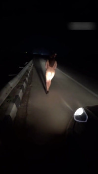 Desi moglie si esibisce agli camionisti e spompina in autostrada