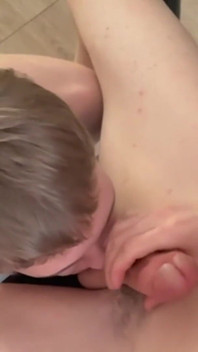 Arkadaşım beni eşcinsel porno bölümüne mastürbasyon yaparken yakaladı, gırtlağına kadar sakso ve anal sikiş 1