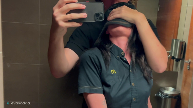 Eva Soda: Seks berisiko di toilet, fanta si karyawan mcdonald dientot habis-habisan!